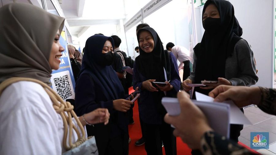Sejumlah warga antre untuk mengikuti kegiatan Job Fair di Stadion Pakansari, Cibinong, Bogor, Jawa Barat, Selasa (17/6/2025). (CNBC Indonesia/Tri Susilo)