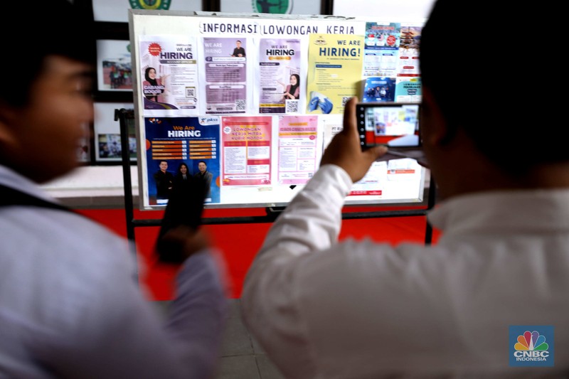 Sejumlah warga antre untuk mengikuti kegiatan Job Fair di Stadion Pakansari, Cibinong, Bogor, Jawa Barat, Selasa (17/6/2025). (CNBC Indonesia/Tri Susilo)