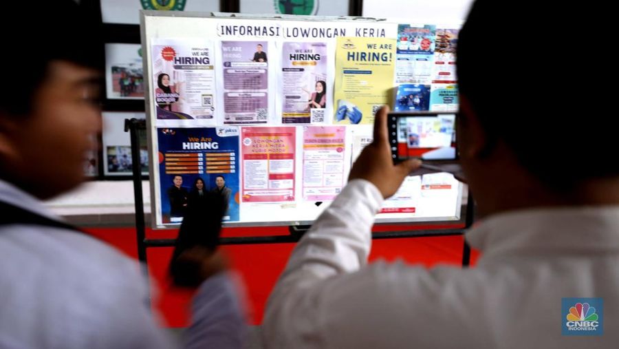 Sejumlah warga antre untuk mengikuti kegiatan Job Fair di Stadion Pakansari, Cibinong, Bogor, Jawa Barat, Selasa (17/6/2025). Sejumlah warga antre untuk mengikuti kegiatan Job Fair di Stadion Pakansari, Cibinong, Bogor, Jawa Barat, Selasa (17/6/2025). (CNBC Indonesia/Tri Susilo)
