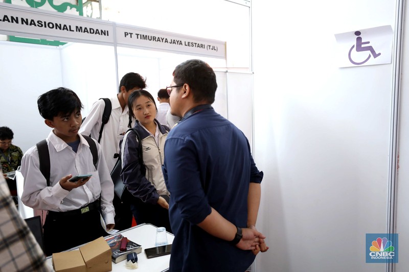 Sejumlah warga antre untuk mengikuti kegiatan Job Fair di Stadion Pakansari, Cibinong, Bogor, Jawa Barat, Selasa (17/6/2025). (CNBC Indonesia/Tri Susilo)