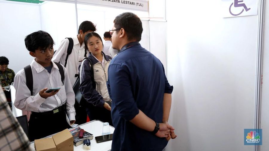 Sejumlah warga antre untuk mengikuti kegiatan Job Fair di Stadion Pakansari, Cibinong, Bogor, Jawa Barat, Selasa (17/6/2025). Sejumlah warga antre untuk mengikuti kegiatan Job Fair di Stadion Pakansari, Cibinong, Bogor, Jawa Barat, Selasa (17/6/2025). (CNBC Indonesia/Tri Susilo)