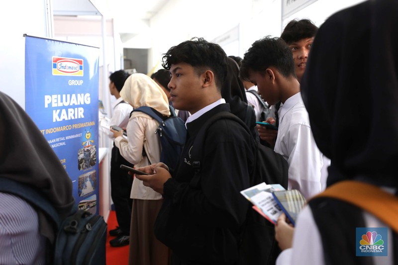 Sejumlah warga antre untuk mengikuti kegiatan Job Fair di Stadion Pakansari, Cibinong, Bogor, Jawa Barat, Selasa (17/6/2025). (CNBC Indonesia/Tri Susilo)