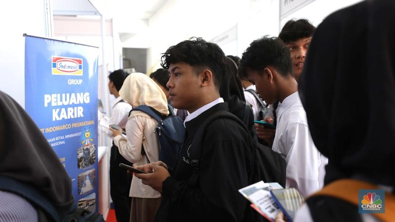 Sejumlah warga antre untuk mengikuti kegiatan Job Fair di Stadion Pakansari, Cibinong, Bogor, Jawa Barat, Selasa (17/6/2025). (CNBC Indonesia/Tri Susilo)