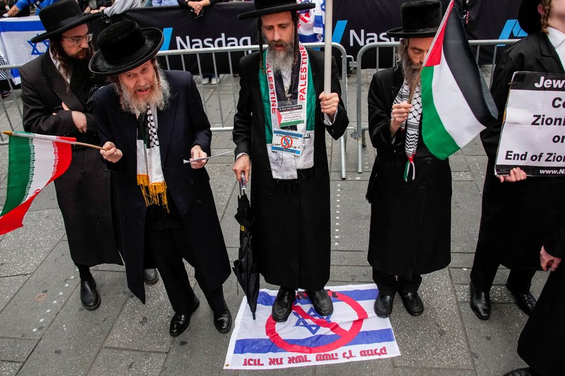 Orang-orang mengambil bagian dalam protes untuk mendukung Iran dan Palestina, di Times Square di New York City, AS, 16 Juni 2025. (REUTERS/Eduardo Munoz)