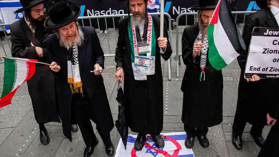 Orang-orang mengambil bagian dalam protes untuk mendukung Iran dan Palestina, di Times Square di New York City, AS, 16 Juni 2025. (REUTERS/Eduardo Munoz)
