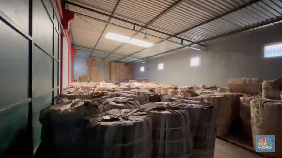 Seorang petani tembakau menata tembakaunya untuk disimpan di gudang penyimpanan di Temanggung, Jawa Tengah, Selasa (17/6/2025). (CNBC Indonesia/Tasya Natalia)