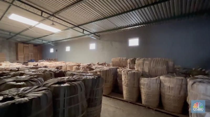Seorang petani tembakau menata tembakaunya untuk disimpan di gudang penyimpanan di Temanggung, Jawa Tengah, Selasa (17/6/2025). (CNBC Indonesia/Tasya Natalia)