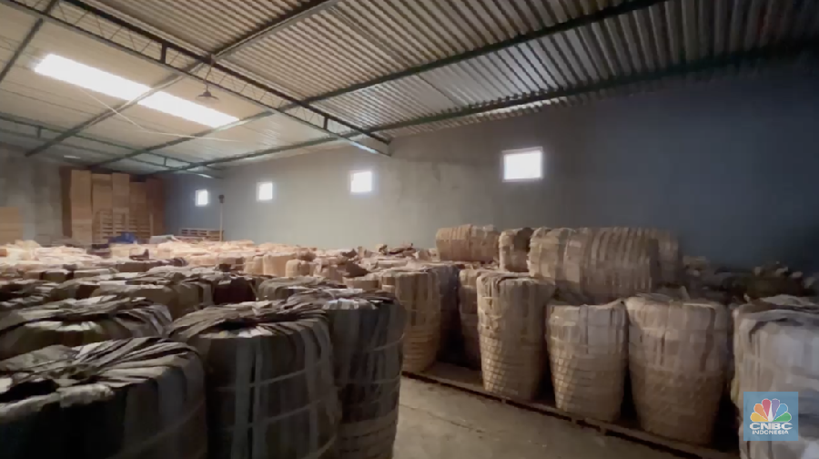Seorang petani tembakau menata tembakaunya untuk disimpan di gudang penyimpanan di Temanggung, Jawa Tengah, Selasa (17/6/2025). Seorang petani tembakau menata tembakaunya untuk disimpan di gudang penyimpanan di Temanggung, Jawa Tengah, Selasa (17/6/2025). (CNBC Indonesia/Tasya Natalia)