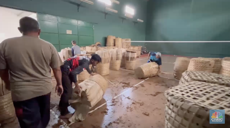 Seorang petani tembakau menata tembakaunya untuk disimpan di gudang penyimpanan di Temanggung, Jawa Tengah, Selasa (17/6/2025). (CNBC Indonesia/Tasya Natalia)