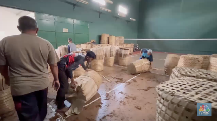 Seorang petani tembakau menata tembakaunya untuk disimpan di gudang penyimpanan di Temanggung, Jawa Tengah, Selasa (17/6/2025). Seorang petani tembakau menata tembakaunya untuk disimpan di gudang penyimpanan di Temanggung, Jawa Tengah, Selasa (17/6/2025). (CNBC Indonesia/Tasya Natalia)
