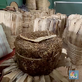 Seorang petani tembakau menata tembakaunya untuk disimpan di gudang penyimpanan di Temanggung, Jawa Tengah, Selasa (17/6/2025). (CNBC Indonesia/Tasya Natalia)