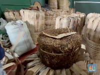 Seorang petani tembakau menata tembakaunya untuk disimpan di gudang penyimpanan di Temanggung, Jawa Tengah, Selasa (17/6/2025). (CNBC Indonesia/Tasya Natalia)