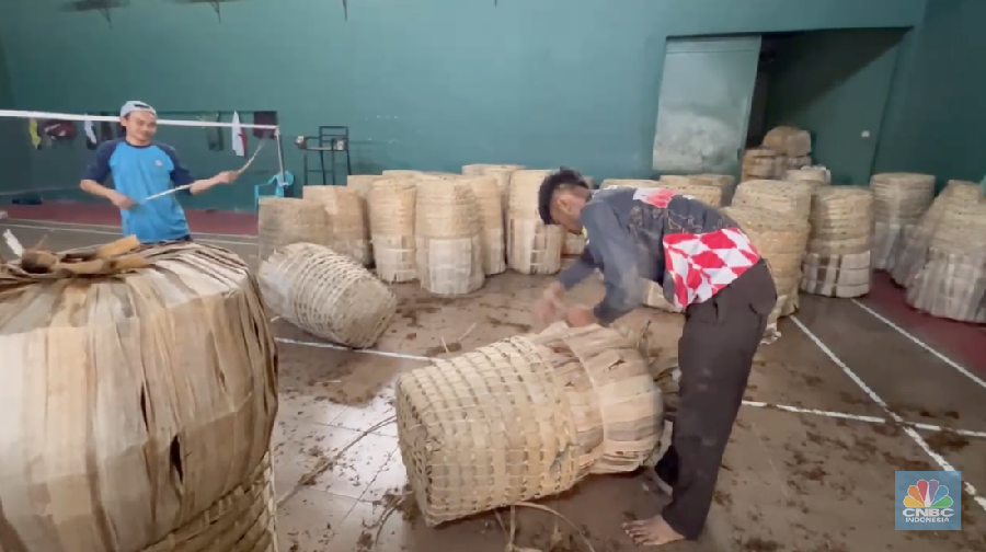 Seorang petani tembakau menata tembakaunya untuk disimpan di gudang penyimpanan di Temanggung, Jawa Tengah, Selasa (17/6/2025). Seorang petani tembakau menata tembakaunya untuk disimpan di gudang penyimpanan di Temanggung, Jawa Tengah, Selasa (17/6/2025). (CNBC Indonesia/Tasya Natalia)