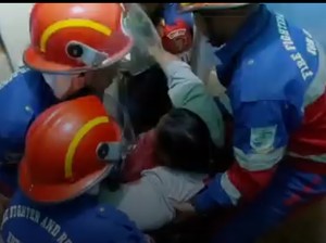 Video: Momen Damkar Jambi Evakuasi Wanita Obesitas Jatuh di Kamar Mandi
