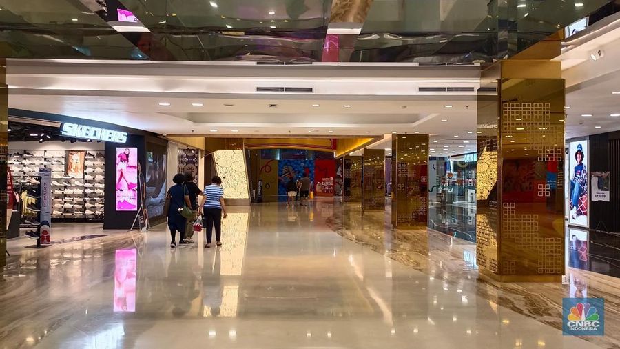 Suasana di dalam Pusat Perbelanjaan Gajah Mada Plaza, Jakarta Pusat, Selasa (17/6/2025). (CNBC Indonesia/Martyasari Rizky)