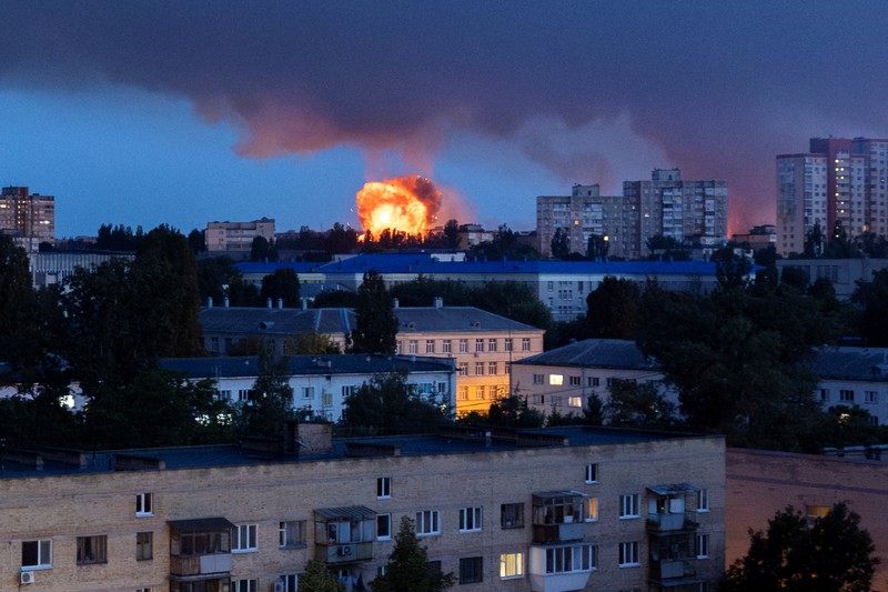 Suasana setelah serangan pesawat nirawak Rusia di Kyiv, Ukraina, Selasa (17/6/20256). (REUTERS/Thomas Peter) Suasana setelah serangan pesawat nirawak Rusia di Kyiv, Ukraina, Selasa (17/6/20256). (REUTERS/Thomas Peter)