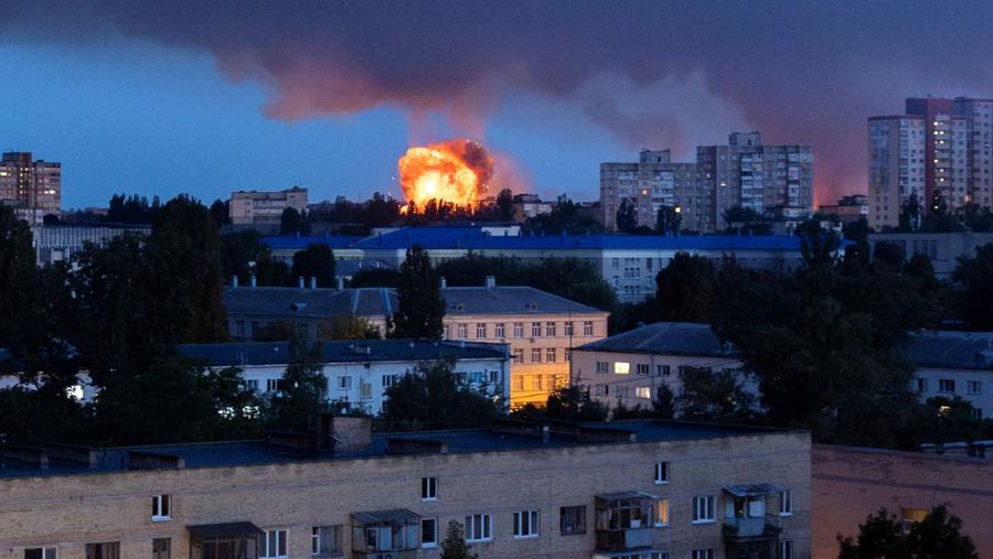 Suasana setelah serangan pesawat nirawak Rusia di Kyiv, Ukraina, Selasa (17/6/20256). (REUTERS/Thomas Peter)