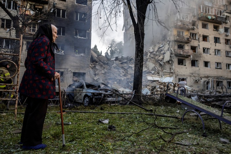 Suasana setelah serangan pesawat nirawak Rusia di Kyiv, Ukraina, Selasa (17/6/20256). (REUTERS/Thomas Peter) Suasana setelah serangan pesawat nirawak Rusia di Kyiv, Ukraina, Selasa (17/6/20256). (REUTERS/Thomas Peter)