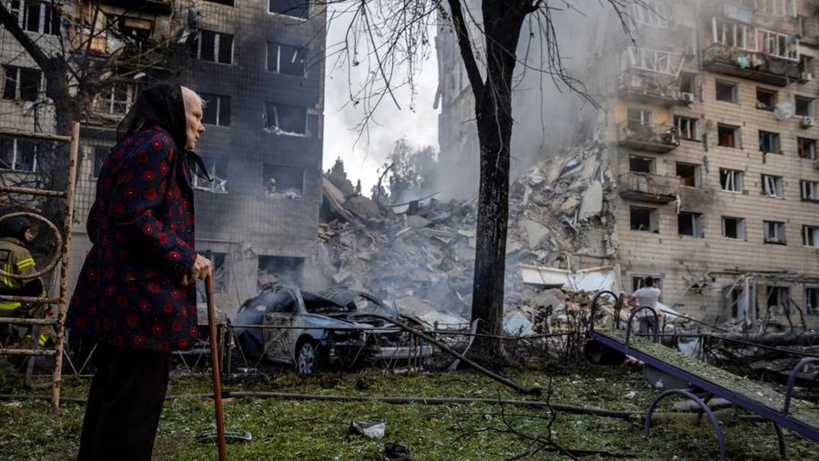 Suasana setelah serangan pesawat nirawak Rusia di Kyiv, Ukraina, Selasa (17/6/20256). (REUTERS/Thomas Peter) Suasana setelah serangan pesawat nirawak Rusia di Kyiv, Ukraina, Selasa (17/6/20256). (REUTERS/Thomas Peter)