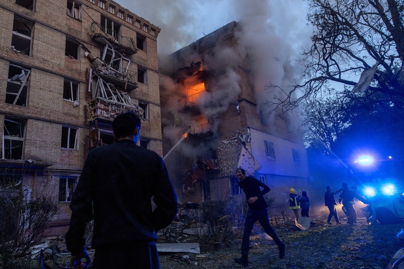 Suasana setelah serangan pesawat nirawak Rusia di Kyiv, Ukraina, Selasa (17/6/20256). (REUTERS/Thomas Peter) Suasana setelah serangan pesawat nirawak Rusia di Kyiv, Ukraina, Selasa (17/6/20256). (REUTERS/Thomas Peter)
