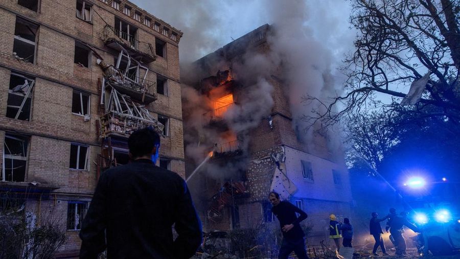 Suasana setelah serangan pesawat nirawak Rusia di Kyiv, Ukraina, Selasa (17/6/20256). (REUTERS/Thomas Peter)