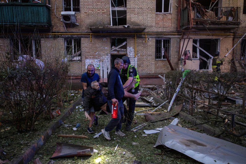 Suasana setelah serangan pesawat nirawak Rusia di Kyiv, Ukraina, Selasa (17/6/20256). (REUTERS/Thomas Peter) Suasana setelah serangan pesawat nirawak Rusia di Kyiv, Ukraina, Selasa (17/6/20256). (REUTERS/Thomas Peter)