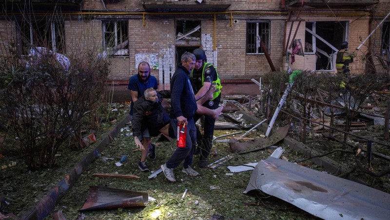 Suasana setelah serangan pesawat nirawak Rusia di Kyiv, Ukraina, Selasa (17/6/20256). (REUTERS/Thomas Peter)