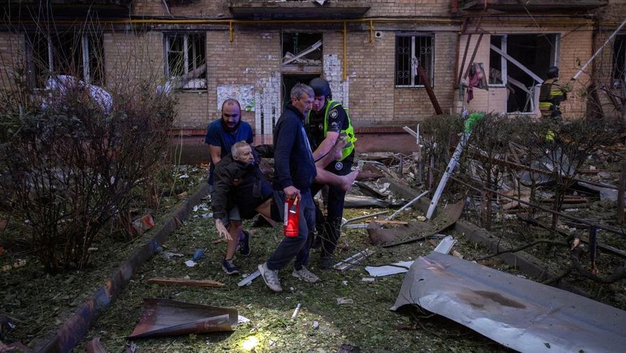 Suasana setelah serangan pesawat nirawak Rusia di Kyiv, Ukraina, Selasa (17/6/20256). (REUTERS/Thomas Peter) Suasana setelah serangan pesawat nirawak Rusia di Kyiv, Ukraina, Selasa (17/6/20256). (REUTERS/Thomas Peter)