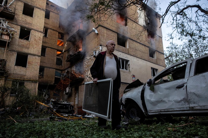Suasana setelah serangan pesawat nirawak Rusia di Kyiv, Ukraina, Selasa (17/6/20256). (REUTERS/Thomas Peter) Suasana setelah serangan pesawat nirawak Rusia di Kyiv, Ukraina, Selasa (17/6/20256). (REUTERS/Thomas Peter)