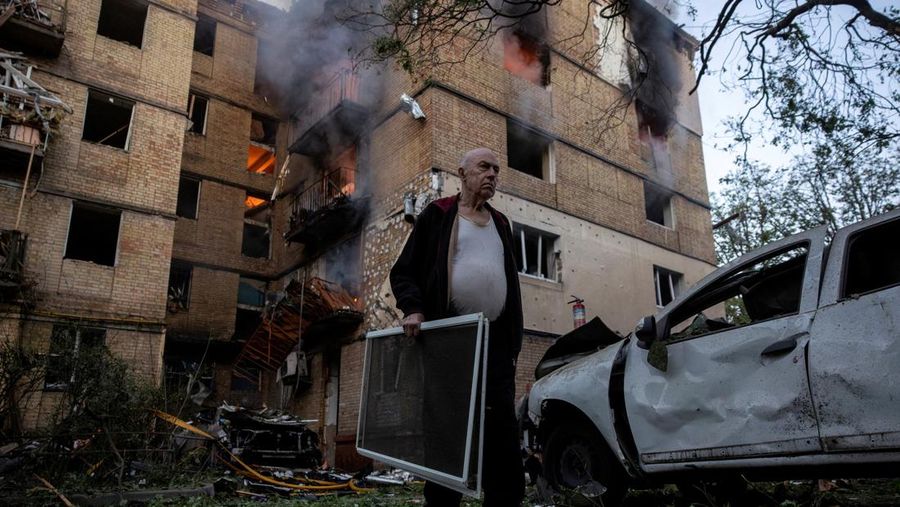 Suasana setelah serangan pesawat nirawak Rusia di Kyiv, Ukraina, Selasa (17/6/20256). (REUTERS/Thomas Peter)