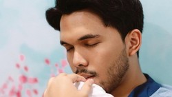 Thariq Halilintar Gak Mau Spill Dulu Wajah Anak, Harap Netizen Maklumi