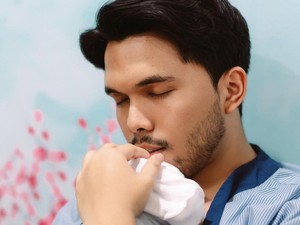 Thariq Halilintar Gak Mau Spill Dulu Wajah Anak, Harap Netizen Maklumi