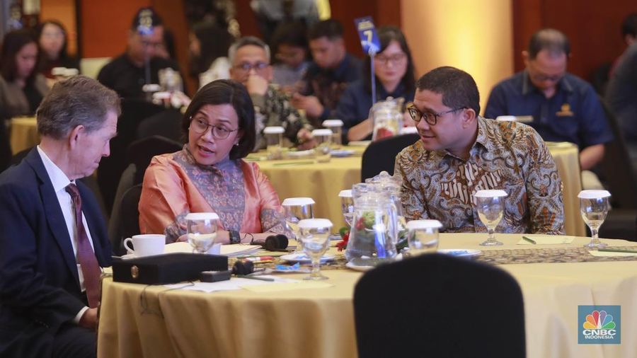 American Economist, Arthur B. Laffer dan Menteri Keuangan, Sri Mulyani berbincang selama acara CNBC Indonesia Economic Update 2025 di Jakarta, Rabu (18/6/2025). (CNBC Indonesia/Muhammad Sabki)