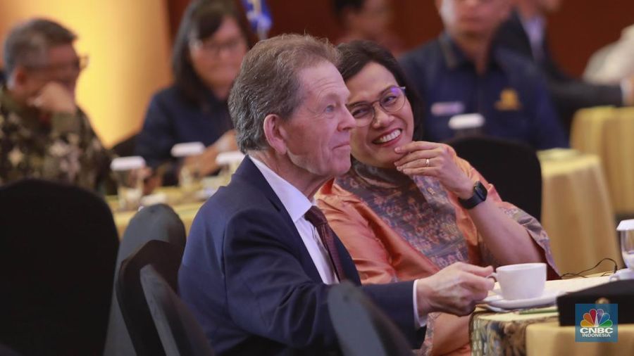 American Economist, Arthur B. Laffer dan Menteri Keuangan, Sri Mulyani berbincang selama acara CNBC Indonesia Economic Update 2025 di Jakarta, Rabu (18/6/2025). American Economist, Arthur B. Laffer dan Menteri Keuangan, Sri Mulyani berbincang selama acara CNBC Indonesia Economic Update 2025 di Jakarta, Rabu (18/6/2025). (CNBC Indonesia/Muhammad Sabki)