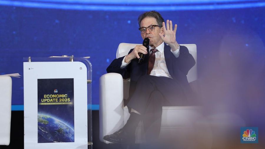 American Economist, Arthur B. Laffer menyampaikan paparan dalam acara CNBC Indonesia Economic Update 2025 di Jakarta, Rabu (18/6/2025). American Economist, Arthur B. Laffer menyampaikan paparan dalam acara CNBC Indonesia Economic Update 2025 di Jakarta, Rabu (18/6/2025). (CNBC Indonesia/Muhammad Sabki)