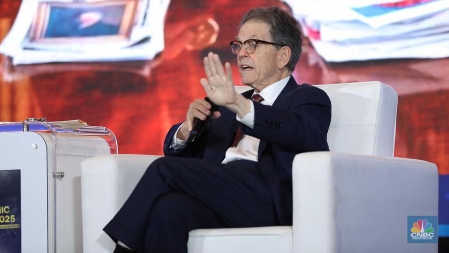 American Economist, Arthur B. Laffer menyampaikan paparan dalam acara CNBC Indonesia Economic Update 2025 di Jakarta, Rabu (18/6/2025). (CNBC Indonesia/Tri Susilo)