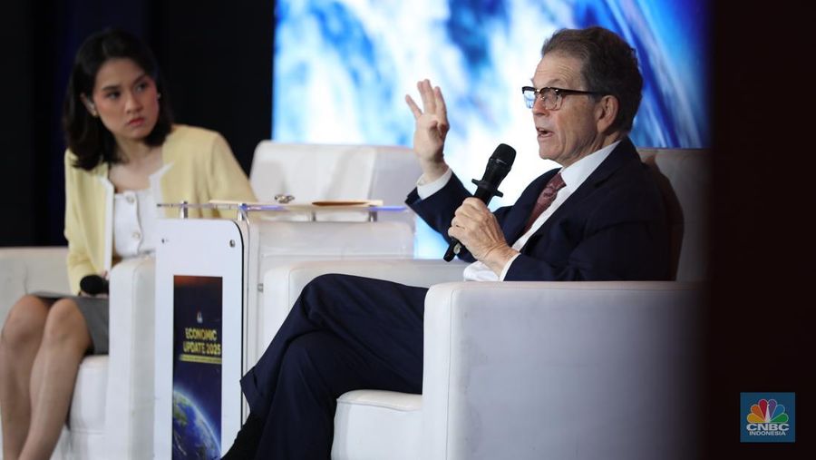 American Economist, Arthur B. Laffer menyampaikan paparan dalam acara CNBC Indonesia Economic Update 2025 di Jakarta, Rabu (18/6/2025). (CNBC Indonesia/Tri Susilo)