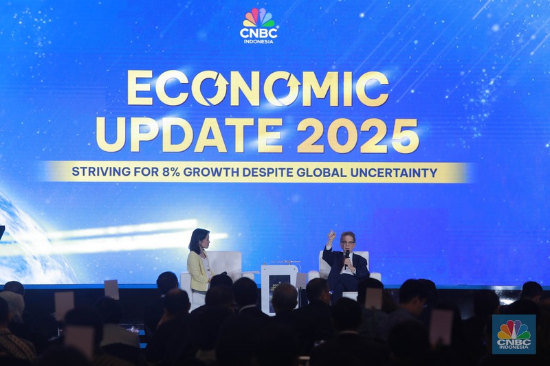 American Economist, Arthur B. Laffer menyampaikan paparan dalam acara CNBC Indonesia Economic Update 2025 di Jakarta, Rabu (18/6/2025). American Economist, Arthur B. Laffer menyampaikan paparan dalam acara CNBC Indonesia Economic Update 2025 di Jakarta, Rabu (18/6/2025). (CNBC Indonesia/Muhammad Sabki)