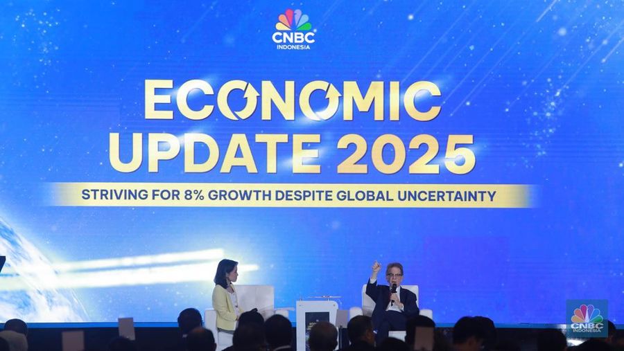 American Economist, Arthur B. Laffer menyampaikan paparan dalam acara CNBC Indonesia Economic Update 2025 di Jakarta, Rabu (18/6/2025). American Economist, Arthur B. Laffer menyampaikan paparan dalam acara CNBC Indonesia Economic Update 2025 di Jakarta, Rabu (18/6/2025). (CNBC Indonesia/Muhammad Sabki)