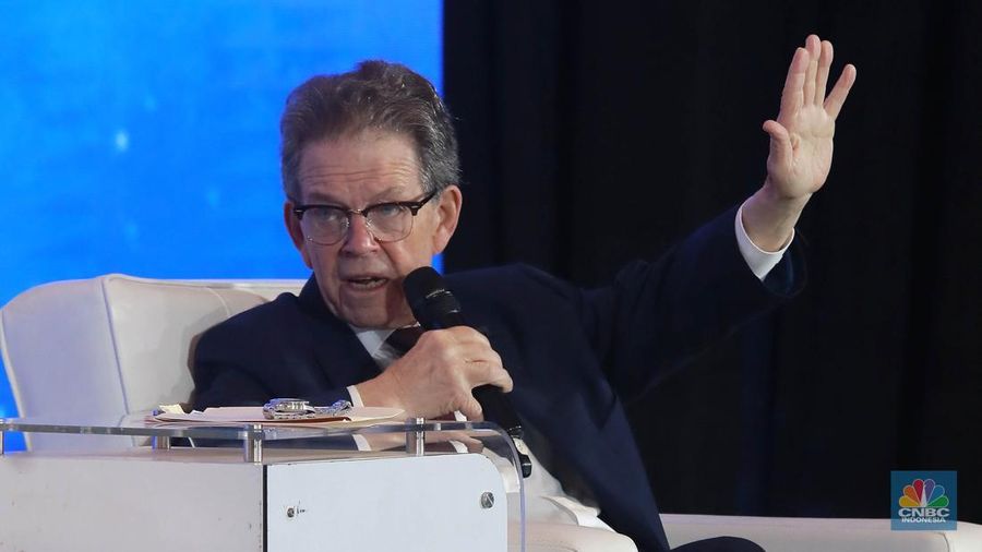 American Economist, Arthur B. Laffer menyampaikan paparan dalam acara CNBC Indonesia Economic Update 2025 di Jakarta, Rabu (18/6/2025). (CNBC Indonesia/Muhammad Sabki)