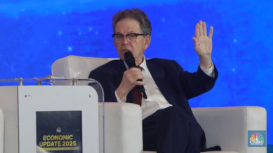 American Economist, Arthur B. Laffer menyampaikan paparan dalam acara CNBC Indonesia Economic Update 2025 di Jakarta, Rabu (18/6/2025). (CNBC Indonesia/Muhammad Sabki)
