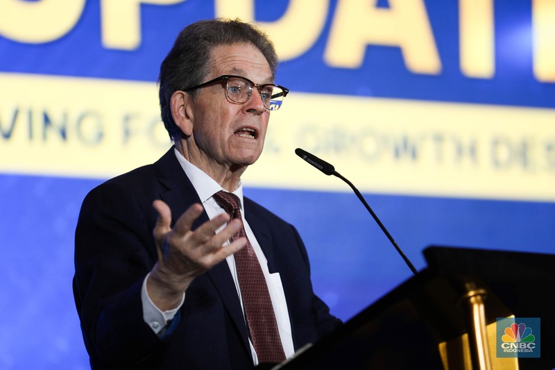 American Economist, Arthur B. Laffer menyampaikan paparan dalam acara CNBC Indonesia Economic Update 2025 di Jakarta, Rabu (18/6/2025). American Economist, Arthur B. Laffer menyampaikan paparan dalam acara CNBC Indonesia Economic Update 2025 di Jakarta, Rabu (18/6/2025). (CNBC Indonesia/Muhammad Sabki)