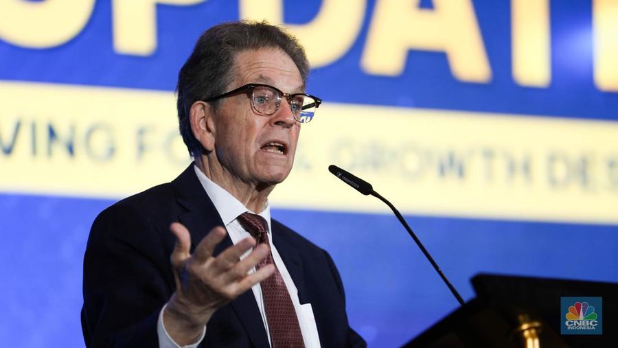 American Economist, Arthur B. Laffer menyampaikan paparan dalam acara CNBC Indonesia Economic Update 2025 di Jakarta, Rabu (18/6/2025). American Economist, Arthur B. Laffer menyampaikan paparan dalam acara CNBC Indonesia Economic Update 2025 di Jakarta, Rabu (18/6/2025). (CNBC Indonesia/Muhammad Sabki)