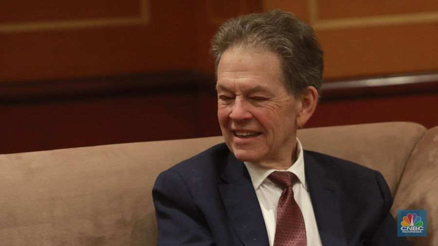 American Economist, Arthur B. Laffer saat sebelum acara CNBC Indonesia Economic Update 2025 di Jakarta, Rabu (18/6/2025). (CNBC Indonesia/Muhammad Sabki)