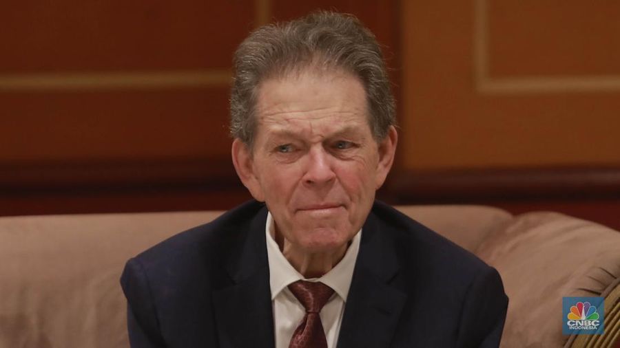 American Economist, Arthur B. Laffer saat sebelum acara CNBC Indonesia Economic Update 2025 di Jakarta, Rabu (18/6/2025). (CNBC Indonesia/Muhammad Sabki)
