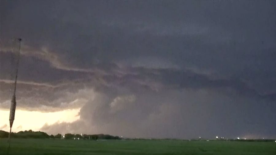 Awan badai besar menyelimuti langit Oklahoma pada Selasa malam (17/6), memicu kekhawatiran akan terjadinya cuaca ekstrem. Awan badai besar menyelimuti langit Oklahoma pada Selasa malam (17/6), memicu kekhawatiran akan terjadinya cuaca ekstrem. (Tangkapan Layar Video Reuters/ABC AFFILIATE KOCO)