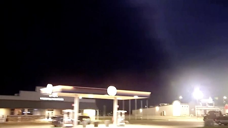 Awan badai besar menyelimuti langit Oklahoma pada Selasa malam (17/6), memicu kekhawatiran akan terjadinya cuaca ekstrem. Awan badai besar menyelimuti langit Oklahoma pada Selasa malam (17/6), memicu kekhawatiran akan terjadinya cuaca ekstrem. (Tangkapan Layar Video Reuters/ABC AFFILIATE KOCO)