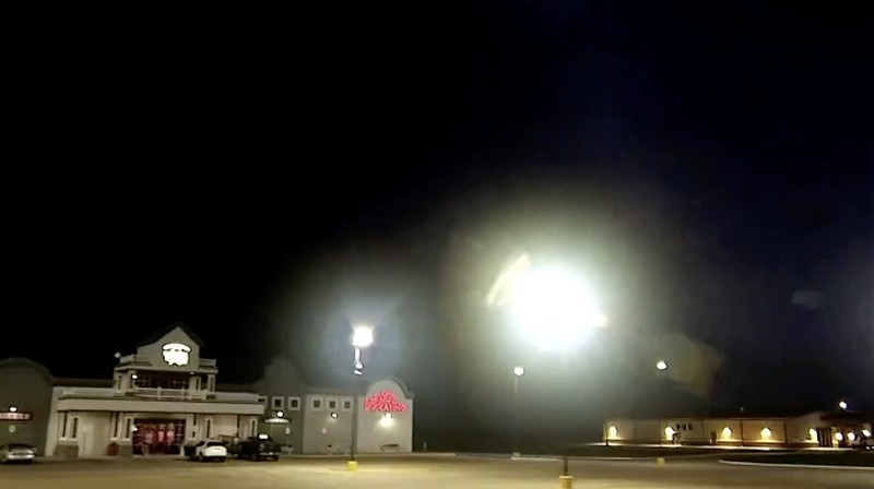 Awan badai besar menyelimuti langit Oklahoma pada Selasa malam (17/6), memicu kekhawatiran akan terjadinya cuaca ekstrem. Awan badai besar menyelimuti langit Oklahoma pada Selasa malam (17/6), memicu kekhawatiran akan terjadinya cuaca ekstrem. (Tangkapan Layar Video Reuters/ABC AFFILIATE KOCO)