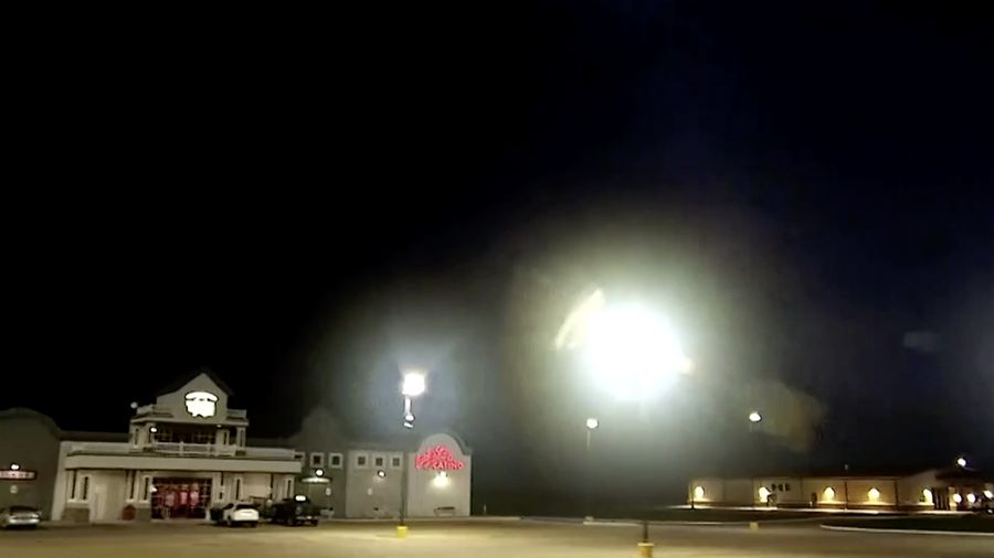 Awan badai besar menyelimuti langit Oklahoma pada Selasa malam (17/6), memicu kekhawatiran akan terjadinya cuaca ekstrem. Awan badai besar menyelimuti langit Oklahoma pada Selasa malam (17/6), memicu kekhawatiran akan terjadinya cuaca ekstrem. (Tangkapan Layar Video Reuters/ABC AFFILIATE KOCO)