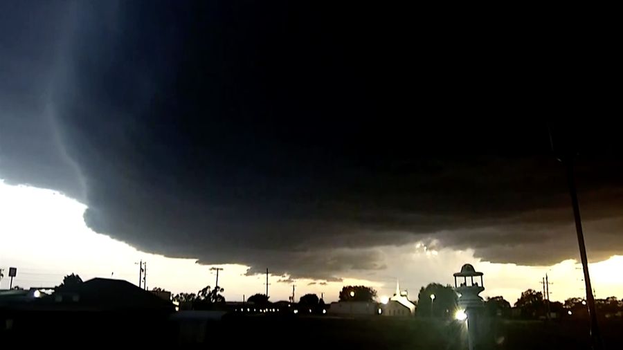 Awan badai besar menyelimuti langit Oklahoma pada Selasa malam (17/6), memicu kekhawatiran akan terjadinya cuaca ekstrem. (Tangkapan Layar Video Reuters/ABC AFFILIATE KOCO)